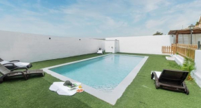 Magnificent villa: 2 private pools, BBQ, garden & parking. 13 per. In Padul Granada